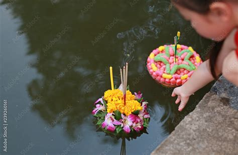  Loy Krathong: A Tale of Gratitude, Forgiveness, and Floating Wishes Downstream!