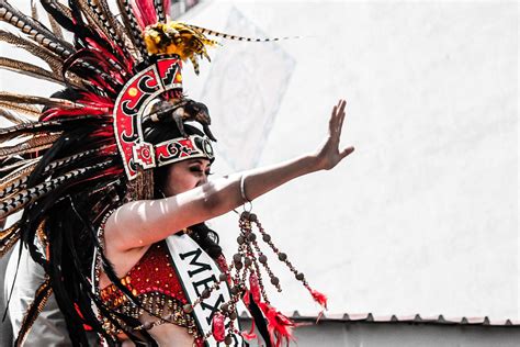  La Reina de la Noche - A Colombian Folk Tale Exploring Fear and Resilience!